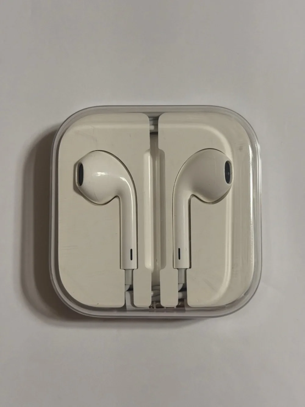 Apple. EarPods with 3.5mm headphone plug